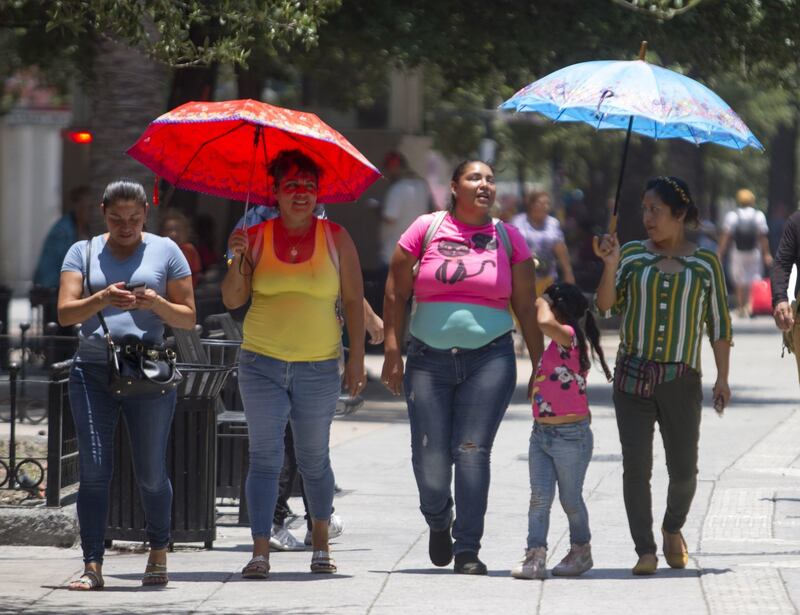 Las altas temperaturas en Nuevo León superan los 40 grados. Policía municipal ofrece agua a peatones en el centro de la ciudad (Cuartoscuro).