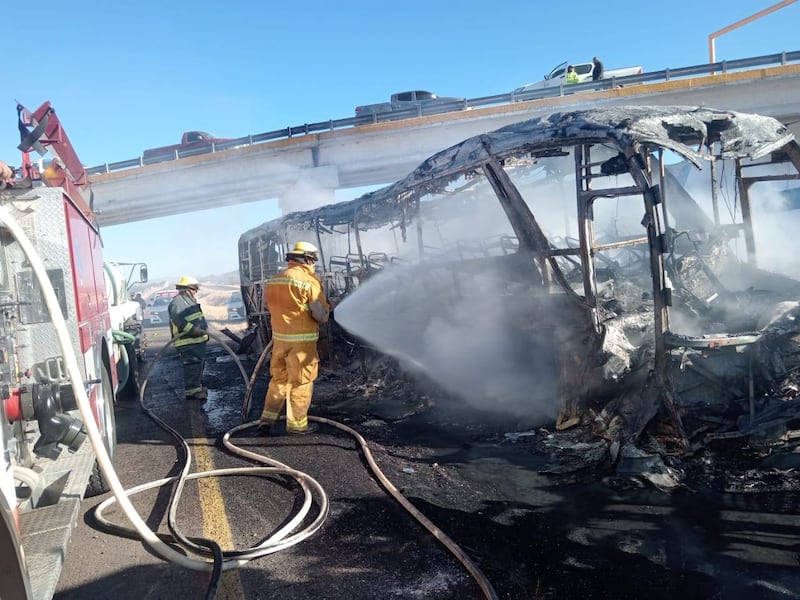 Choque de autobús de pasajeros en Durango deja varios muertos