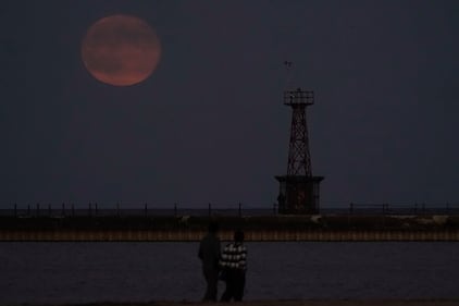 Superluna de octubre deslumbra al mundo