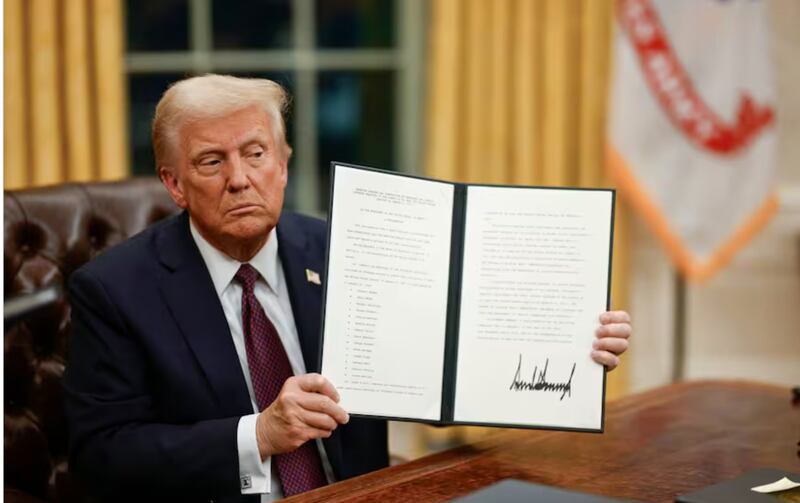 Donald Trum firma decreto