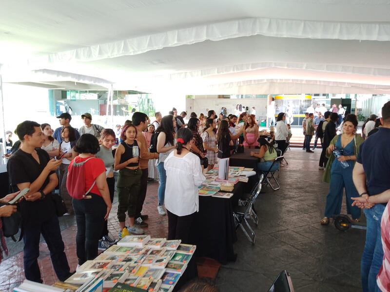 Se instalaron algunos stands para la venta de libros en la explanada de la UdeG.