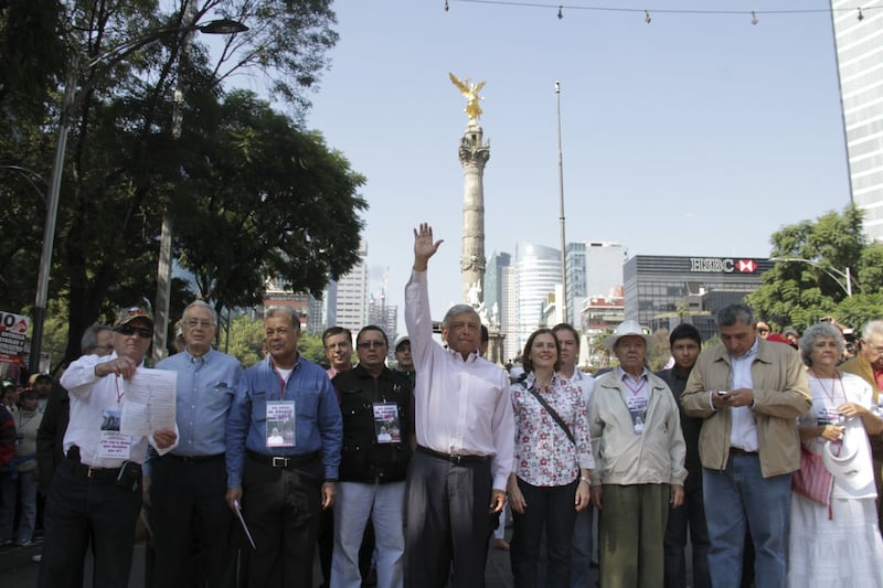 En 2013, AMLO, como dirigente del Movimiento de Regeneración Nacional, encabezó marchas en contra de la Reforma Energética; a su izquierda, junto a su esposa Beatriz Gutiérrez, el político Porfirio Muñoz Ledo (Cuartoscuro).