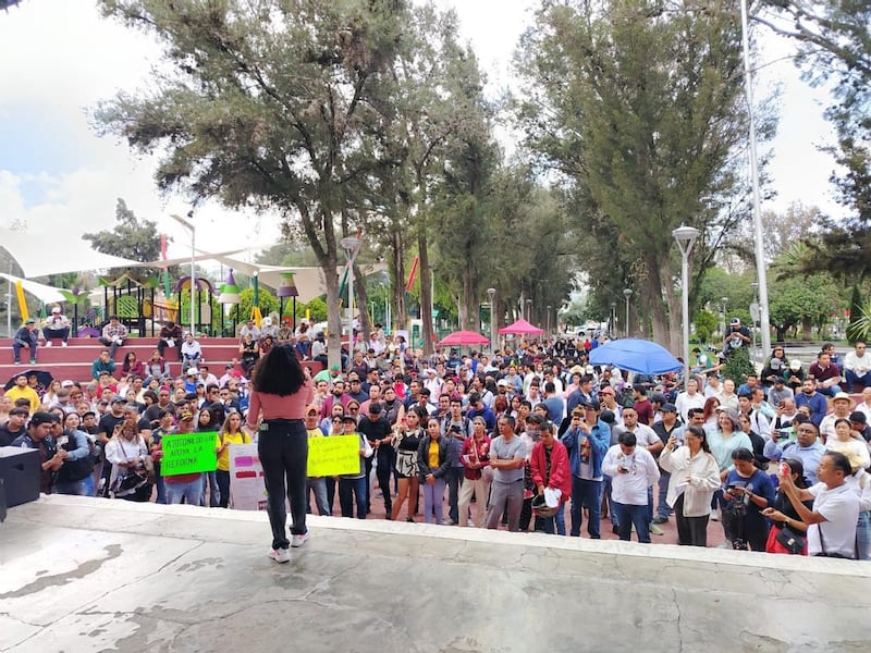 Jóvenes toman las calles a favor de la reforma judicial