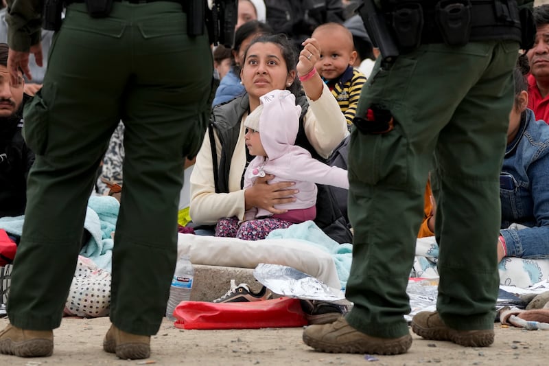 Las imágenes muestran el drama de miles de personas que esperan  en la frontera de México y Estados Unidos para cruzar al norte.