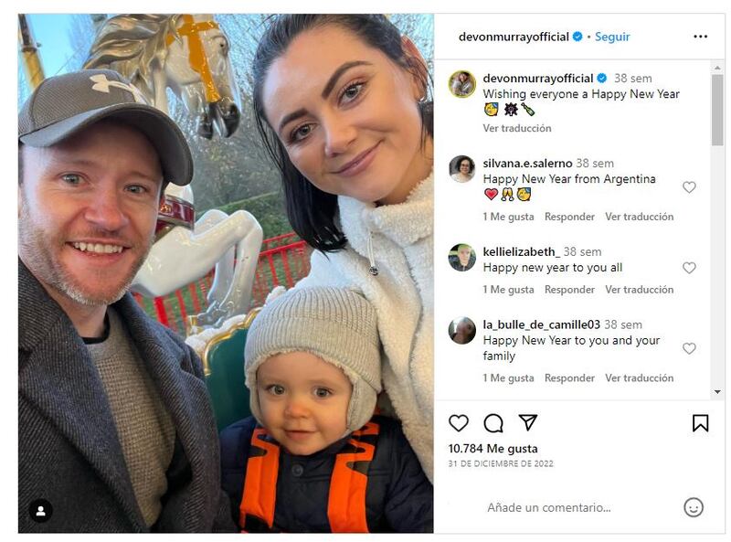 Devon Murray junto a su prometida e hijo