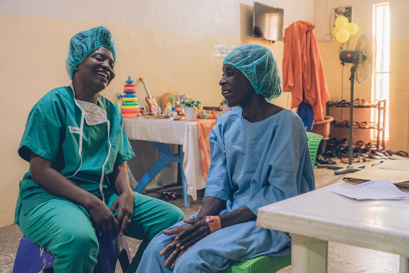 Nigeria, mayo de 2023. Un equipo altamente capacitado de cirujanos plásticos, maxilofaciales, anestesiólogos y enfermeras posan para una fotografía en el hospital Sokoto Noma.