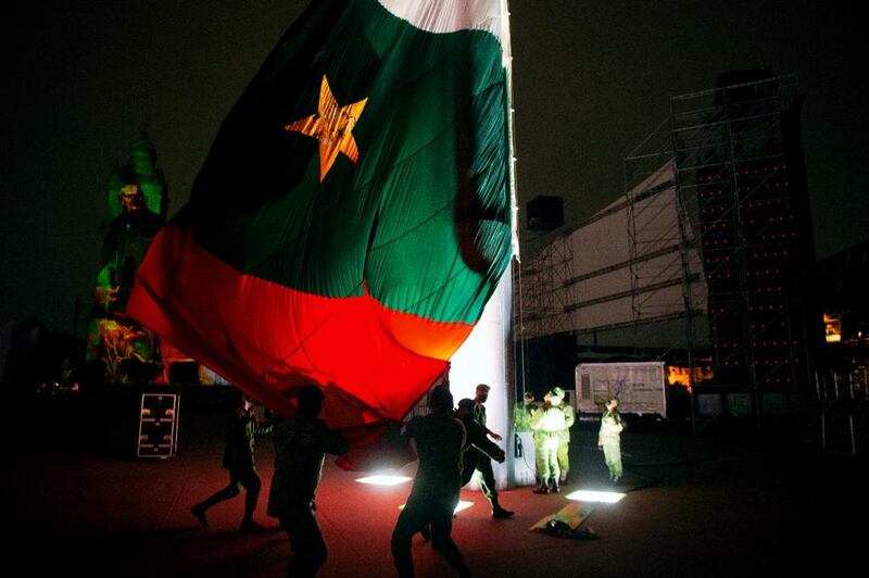 Soldados izaron la bandera del Ejército Trigarante en el asta de la capital del país.