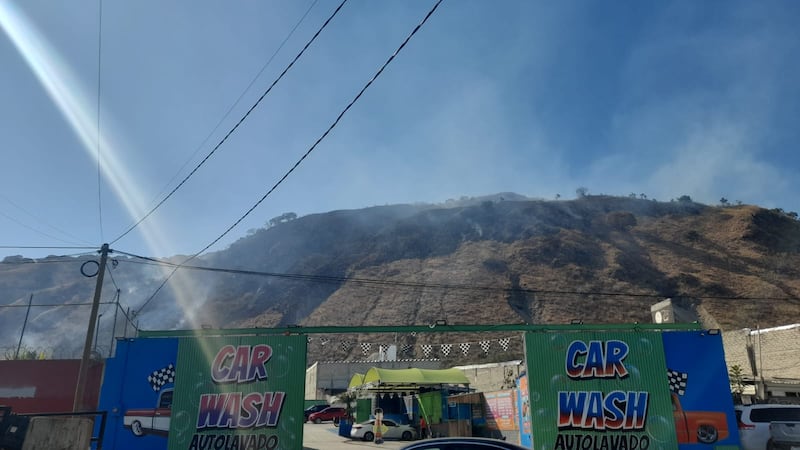 El fuego provocó una columna de humo visible de varias partes de la ciudad.