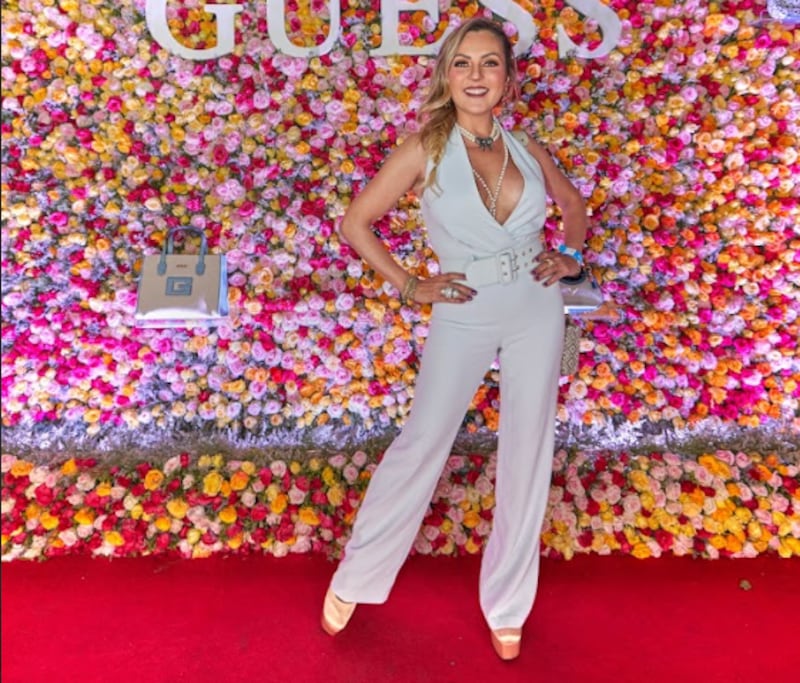 La exclusiva pasarela de Guess fue un evento imperdible para los amantes de la moda que destacó por una paleta de tonos cálidos hasta una fusión de moda y cultura mexicana