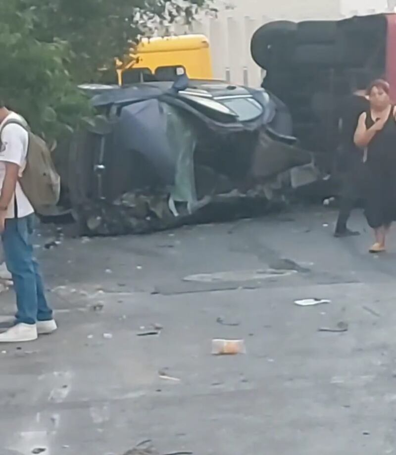 Una camioneta estacionada también fue arrastrada por el camión Ruta 306.