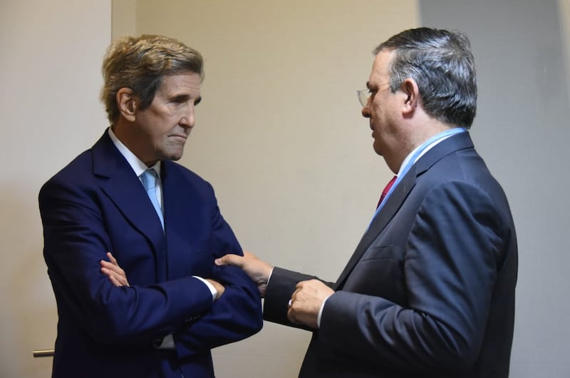 Ebrard y John Kerry, enviado del presidente Biden en temas del cambio climático, se reunieron en Egipto