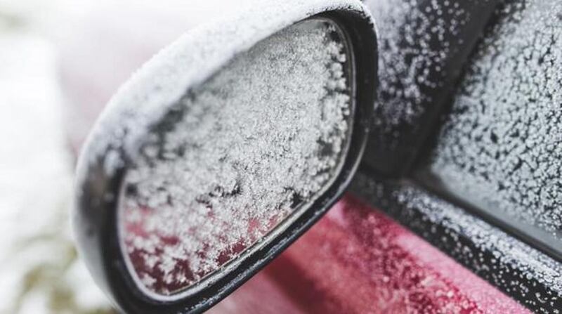 capa de hielo en el parabrisas