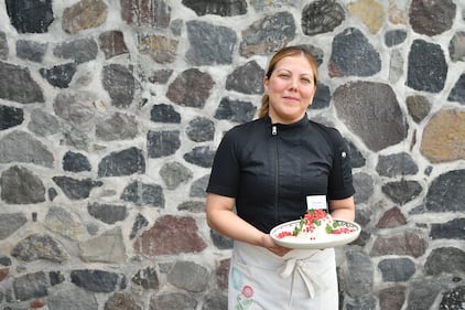 Entre los protagonistas de la noche, la chef Nayeli Pastrana se robó las miradas al compartir la historia detrás de su receta familiar de chiles en nogada, una tradición que lleva más de 50 años. Pastrana ha recreado este platillo en el Hotel La Purificadora durante los últimos siete años, añadiendo sutiles modificaciones que le han dado una identidad propia y diferenciada.