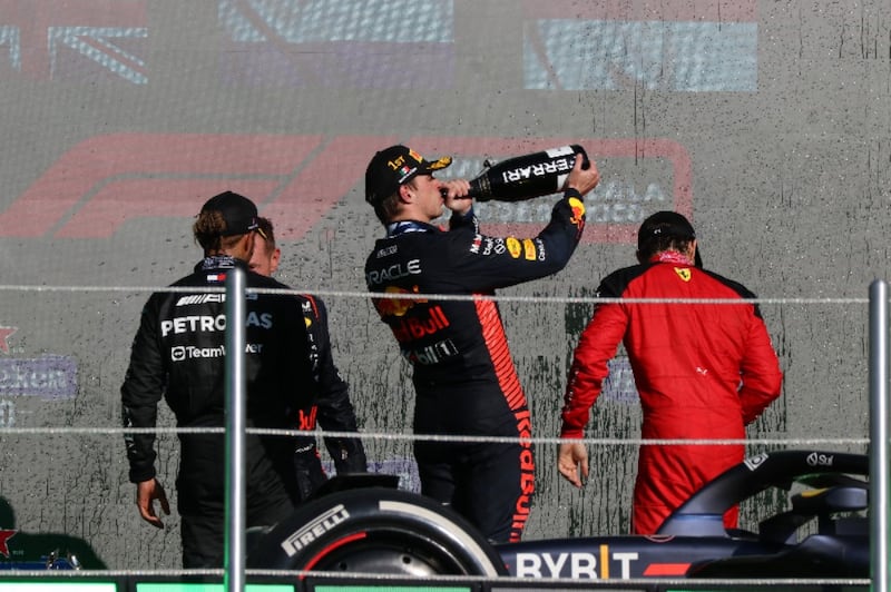 Max Verstappen celebrando su victoria 51 en Fórmula 1.