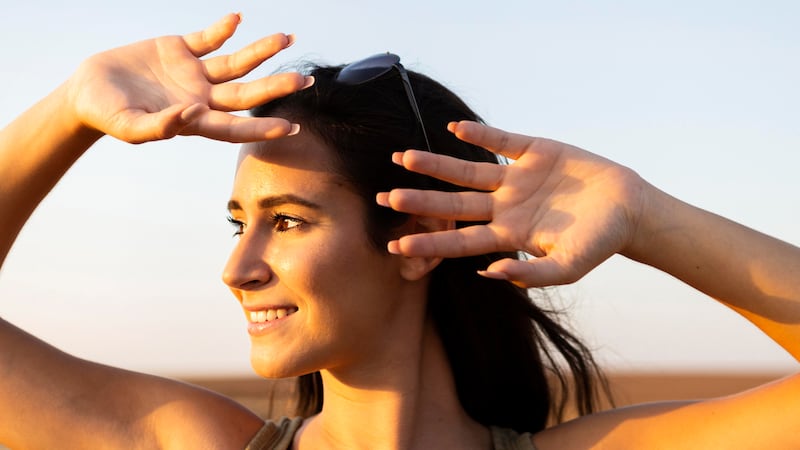 el uso de gafas solares adecuadas reduce significativamente el riesgo de sufrir daños oculares relacionados con los rayos ultravioleta.