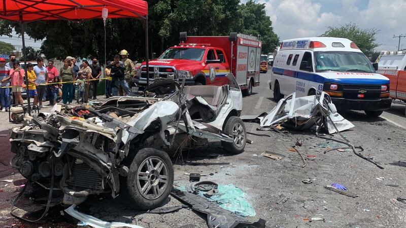 Los cuerpos de emergencia usaron equipo hidráulico para liberar a las víctimas que terminaron prensadas en uno de los automotores.