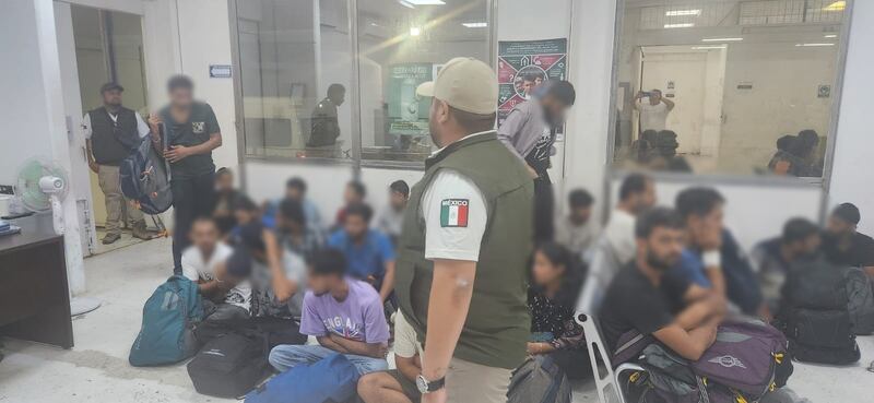 Llamada al 911 permite rescatar a 47 migrantes de la India secuestrados en Cancún.