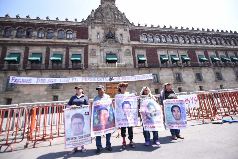 Con manta en Palacio Nacional, normalistas de Ayotzinapa exigen diálogo con AMLO