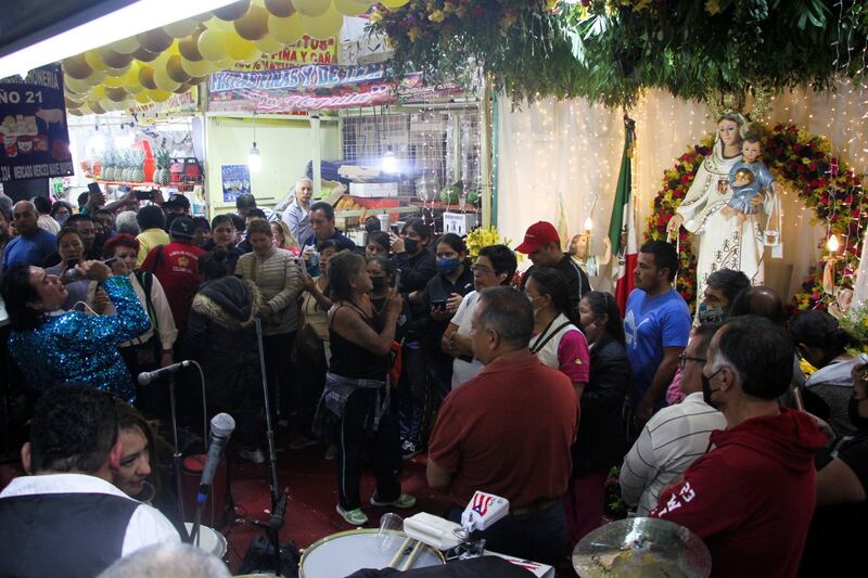 En el marco del Día de Nuestra Señora de las Mercedes, locatarios y vecinos acudieron a celebrarla en su 65 Aniversario en el Mercado de la Merced
