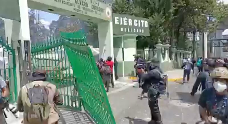 Normalistas entran al Campo Militar 1 para protestar por la desaparición de los 43 de Ayotzinapa