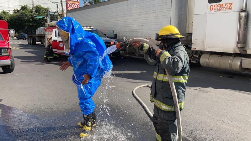 Autoridades evacuaron a 74 empleados de empresas de la zona.