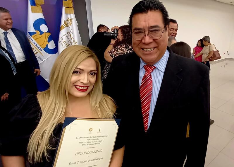 Ericka Ostos y Francisco Zúñiga, presidente de la Asociación de Periodistas de NL.