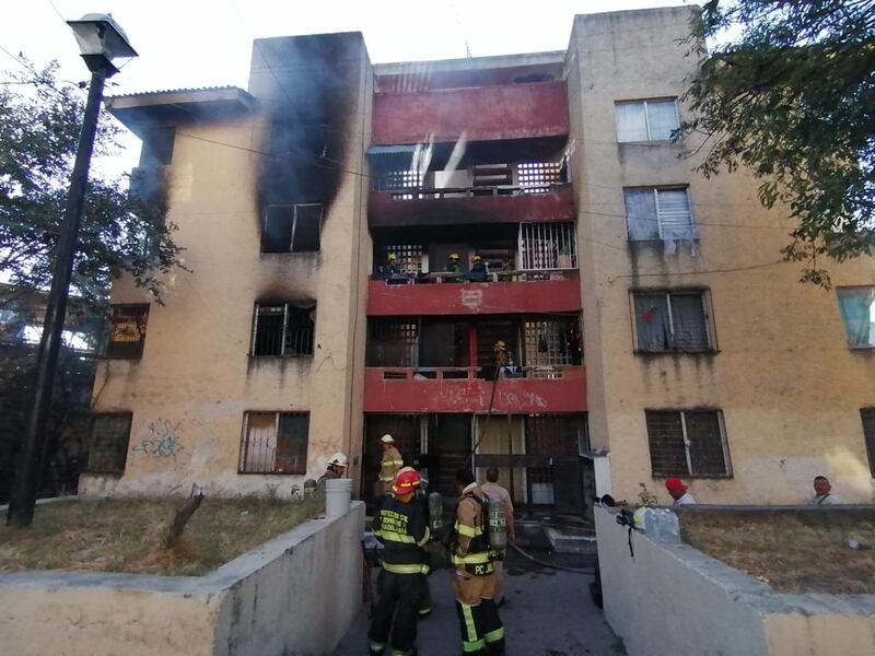 Las llamas se propagaron rápidamente y destruyeron dos departamentos y otro con daños sólo de manera parcial.