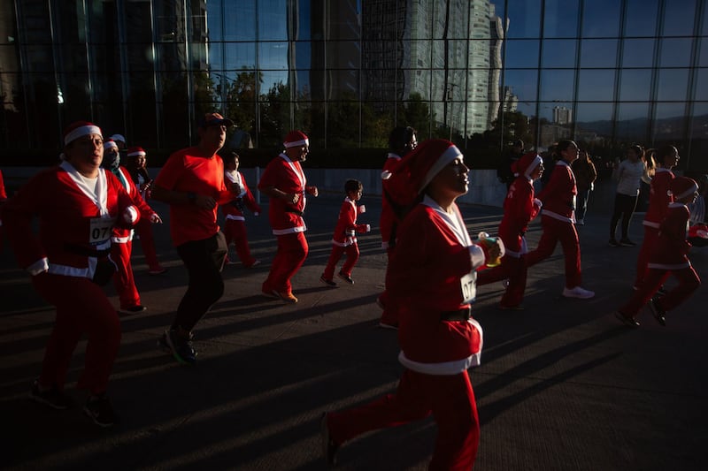 The Santa Run 2024: Las mejores fotos de la carrera de Santa Claus en CDMX; revive la magia navideña