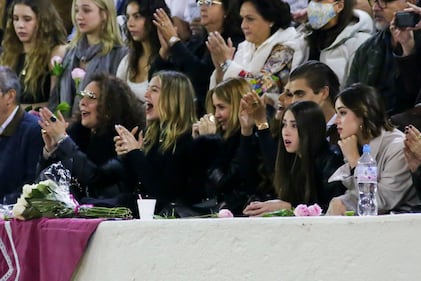 Mia Rubin no ocultó su emoción y nerviosismo al ver a su novio, Tarik Othón, debutar como rejoneador profesional en la primera noche de su carrera. Ante un lleno total en la Plaza de Toros de Provincia Juriquilla, Tarik tomó la alternativa de manos de Diego Ventura, quien actuó como padrino, mientras que Diego San Román fue el testigo. La tarde estuvo llena de emoción, destacando la destreza y entrega de Othón en su presentación ante el público.