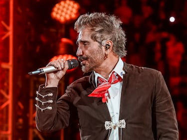 Es oficial, la gira ‘De Rey a Rey’ comenzó con la primera presentación de Alejandro Fernández en la Plaza de Toros México, recinto que fue testigo del homenaje que brindó a su dinastía, como parte del legado musical de su padre Vicente Fernández, quien es considerado uno de los pilares fundamentales de la música mexicana, por lo cual el concierto estuvo repleto de referencias a través de más de 30 canciones.