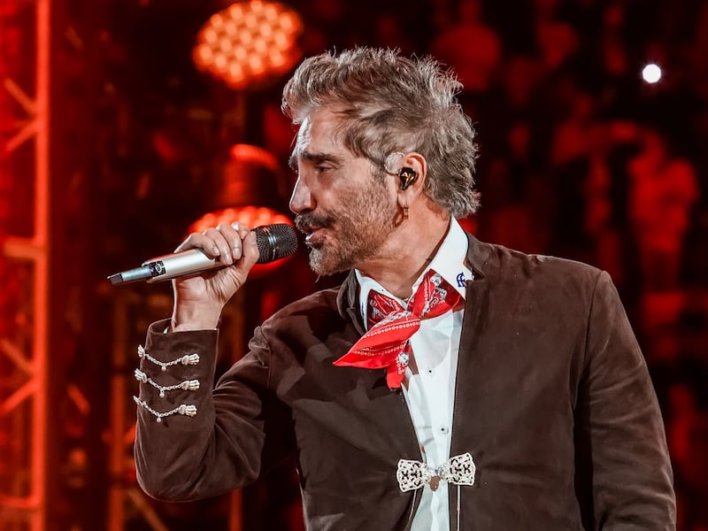 Es oficial, la gira ‘De Rey a Rey’ comenzó con la primera presentación de Alejandro Fernández en la Plaza de Toros México, recinto que fue testigo del homenaje que brindó a su dinastía, como parte del legado musical de su padre Vicente Fernández, quien es considerado uno de los pilares fundamentales de la música mexicana, por lo cual el concierto estuvo repleto de referencias a través de más de 30 canciones.