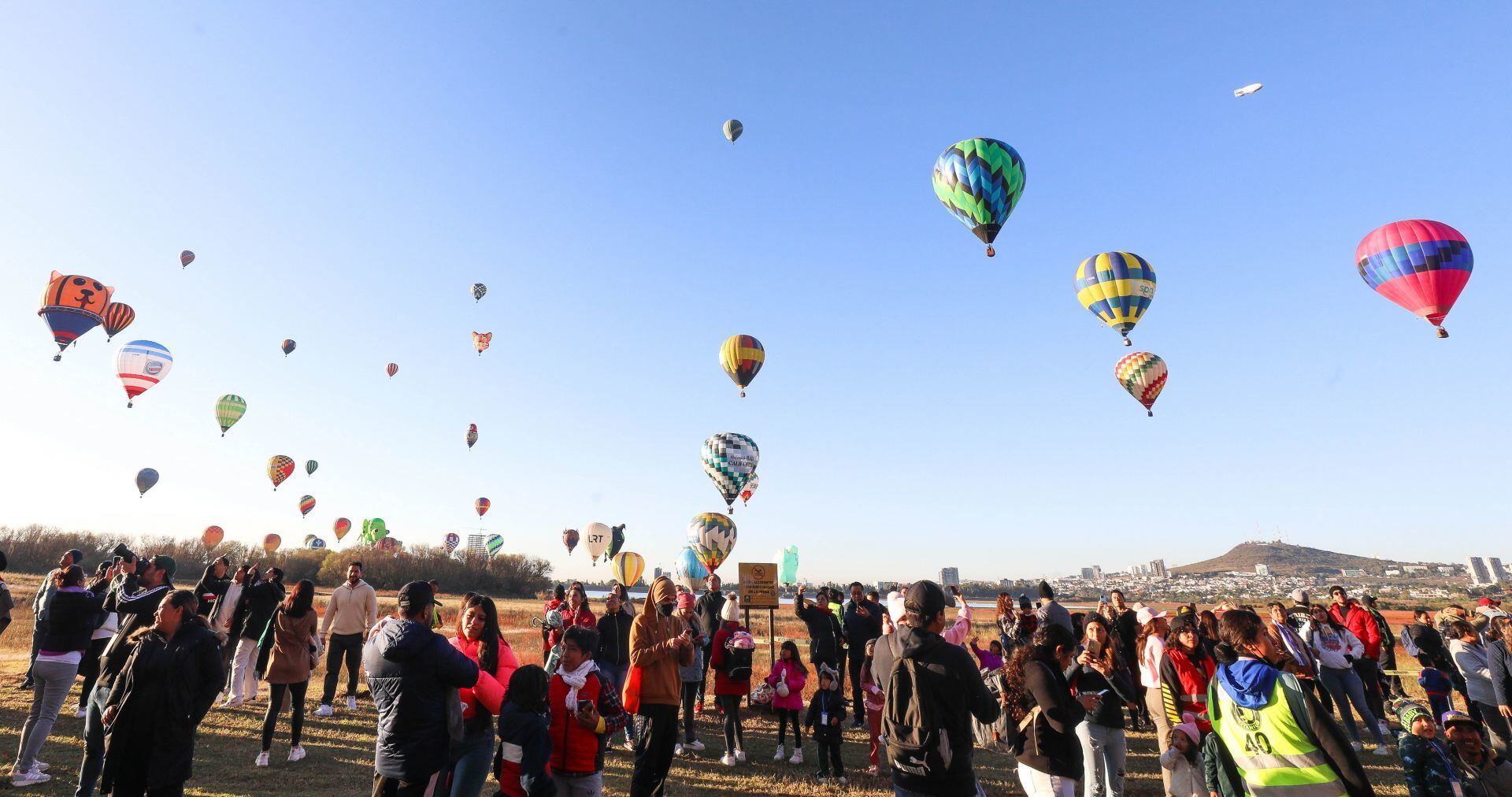 Más de 200 Globos iluminan esta noche en esta importante celebración de luces y espectaculo.