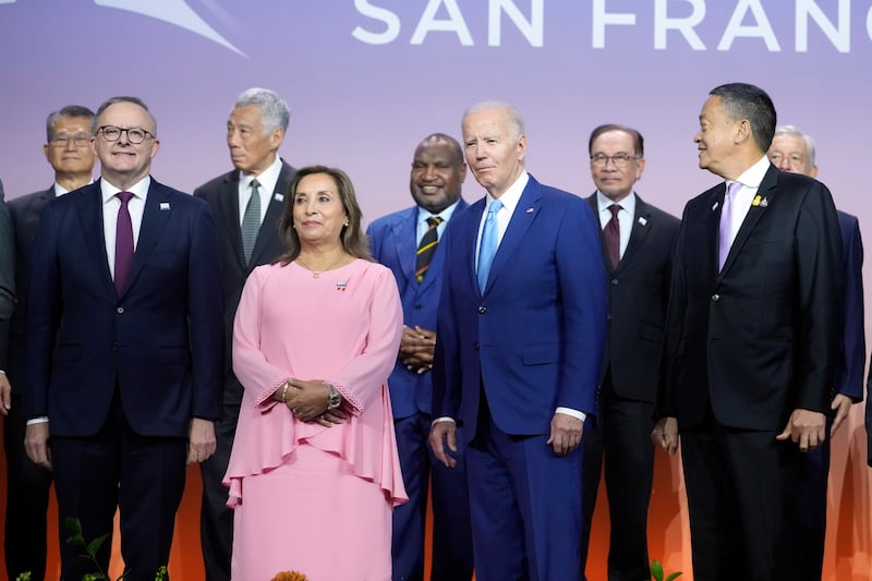 Líderes, incluido el primer ministro de Australia, Anthony Albanese, la presidenta de Perú, Dina Ercilia Boluarte Zegarra, el presidente Joe Biden y la primera ministra de Tailandia, Srettha Thavisin, posan para una foto familiar en la cumbre anual de Cooperación Económica Asia-Pacífico, el jueves 16 de noviembre de 2023, en San Francisco. . (Foto AP/Godofredo A. Vásquez)