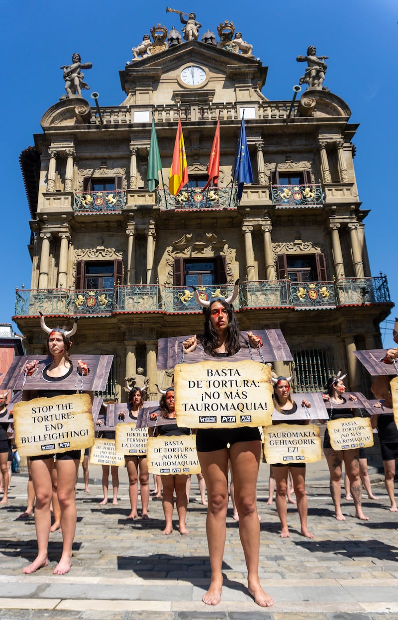 Activistas protestaron en Pamplona, España. (Foto: Cortesía)