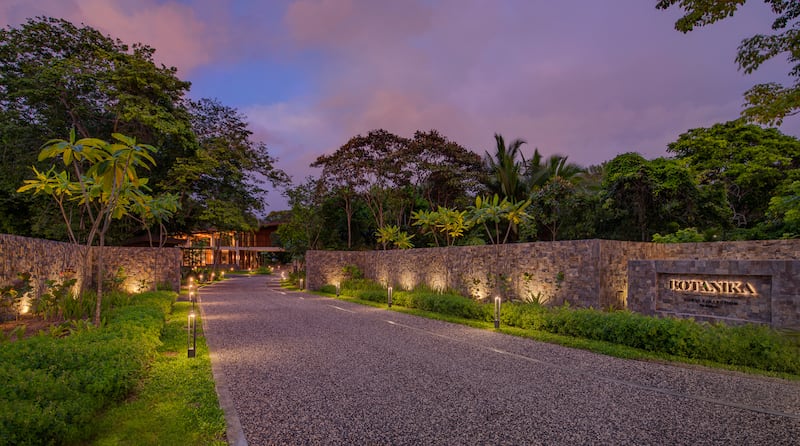 Conoce este eco-resort ubicado en Puerto Jiménez, Costa Rica donde la conservación y el lujo se fusionan en un entorno natural impresionante. Desde caminatas por la selva hasta cenas gourmet con ingredientes locales, este destino sorprenderá al ecoturista