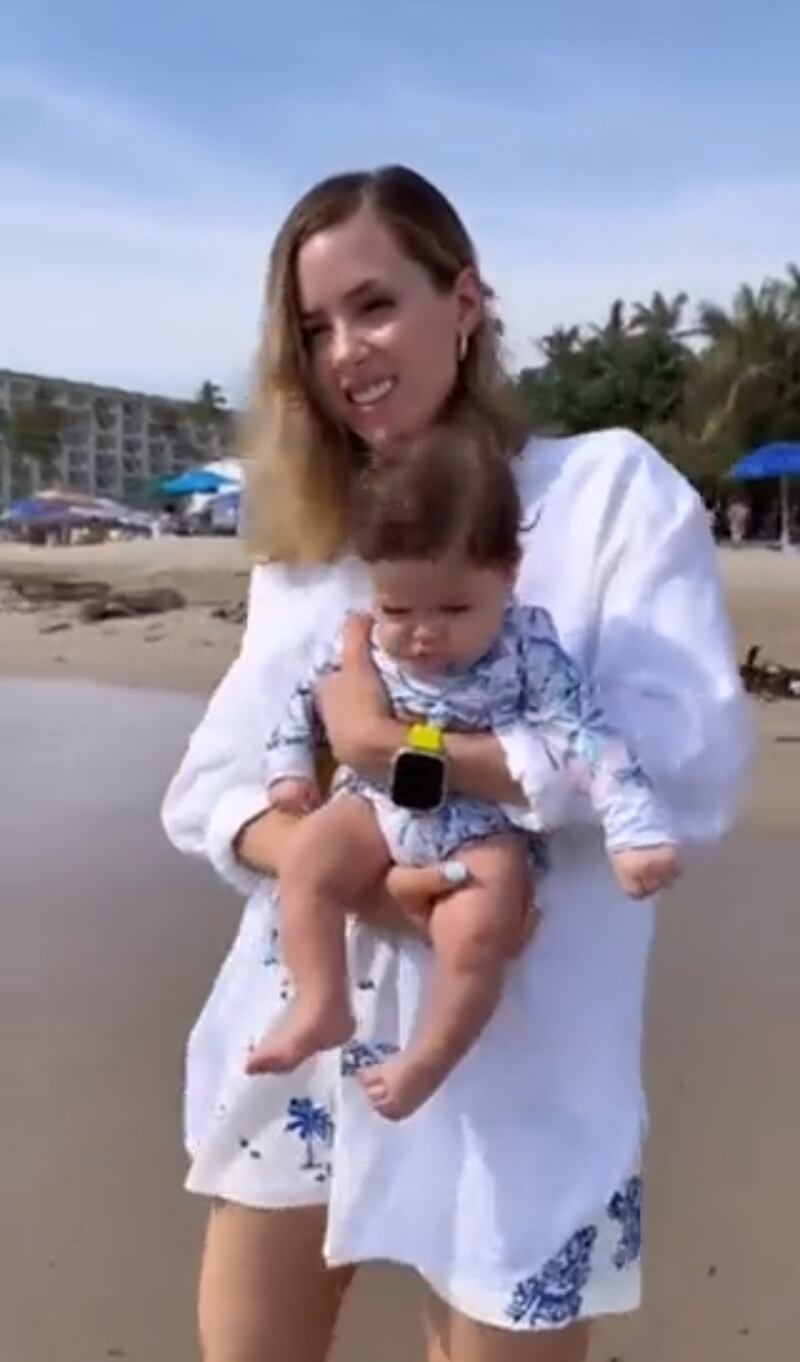 En brazos de mamá, Mariel conoció un nuevo mundo.