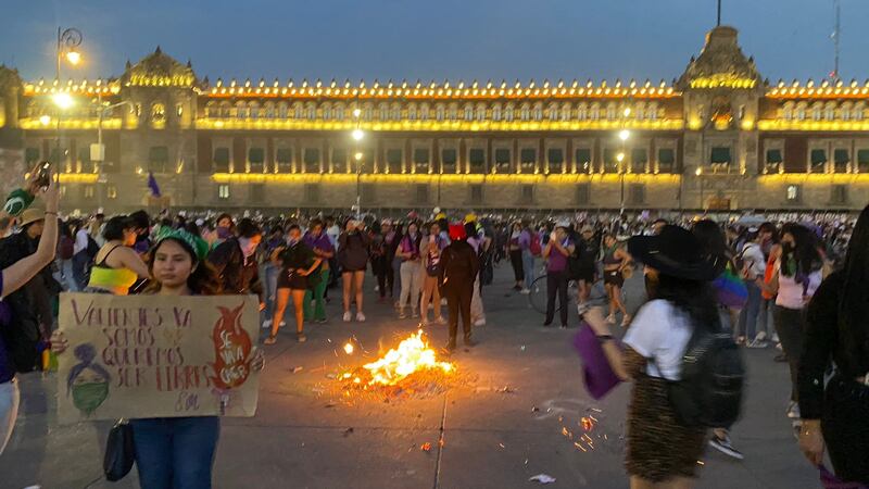 Fogatas encendidas en la plancha del Zócalo.