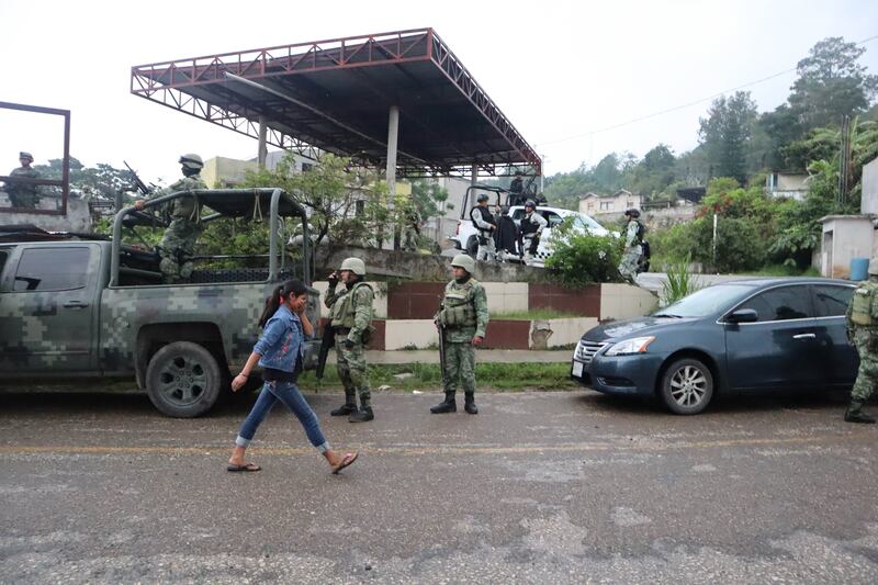 PANTELHÓ, CHIAPAS, 05JUNIO2023.- 400 elementos del Ejercito Mexicano, Guardia Nacional y Policía Estatal, implementaron un operativo llamado Unión en el municipio de Pantelhó para garantizar la paz ante los diferentes hechos de violencia. 
FOTO: DAMIÁN SÁNCHEZ/CUARTOSCURO.COM