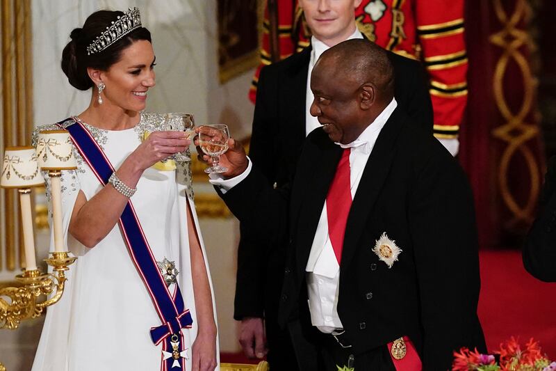 El palacio de Buckingham se ha engalanado esta noche de martes para la primera cena de Estado de Carlos III.