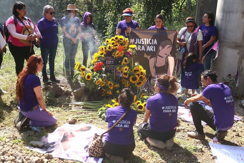 Ariadna Fernanda: con flores exigen justicia por feminicidio