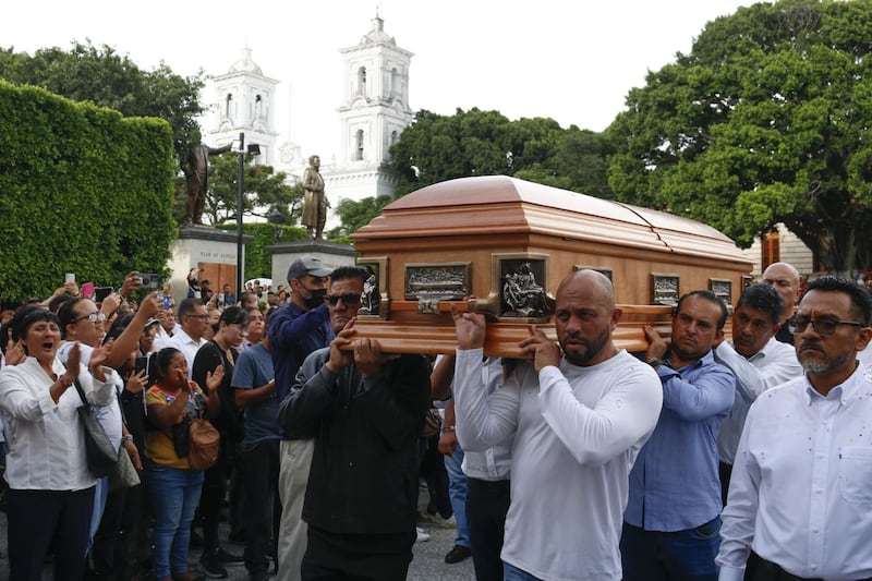 Despiden con flores y exigencia de justicia al alcalde Alejandro Arcos