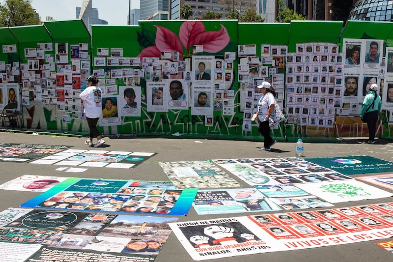 Colectivos que buscan a sus familiares desaparecidos se concentraron en la Glorieta de las y los Desaparecidos para expresar su preocupación ante la ola de este fenómeno de violencia.