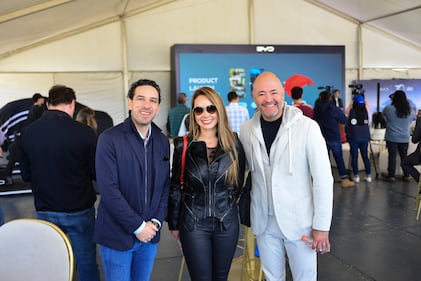 Pasión por la tecnología y la velocidad se vivió en el Autódromo Hermanos Rodríguez, donde se presentó el automóvil capaz de saltar y girar sobre su eje.