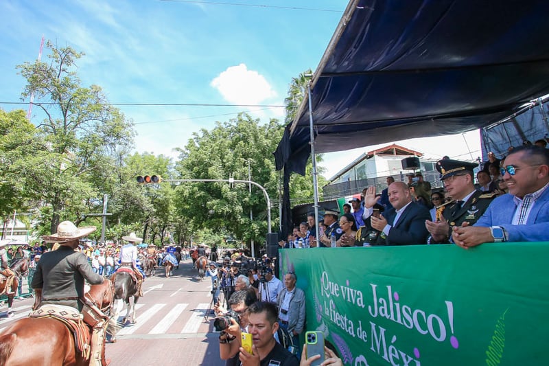 Enrique Alfaro encabeza el Desfile Cívico-Militar Conmemorativo a la Independencia de México, en Jalisco.