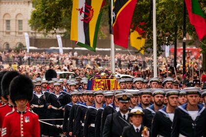 Más de 300 mil personas esperaron durante horas para presentar sus respetos ante el féretro de roble de Su Majestad.