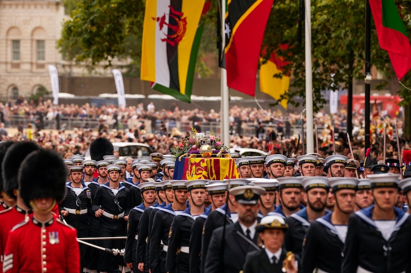 Más de 300 mil personas esperaron durante horas para presentar sus respetos ante el féretro de roble de Su Majestad.