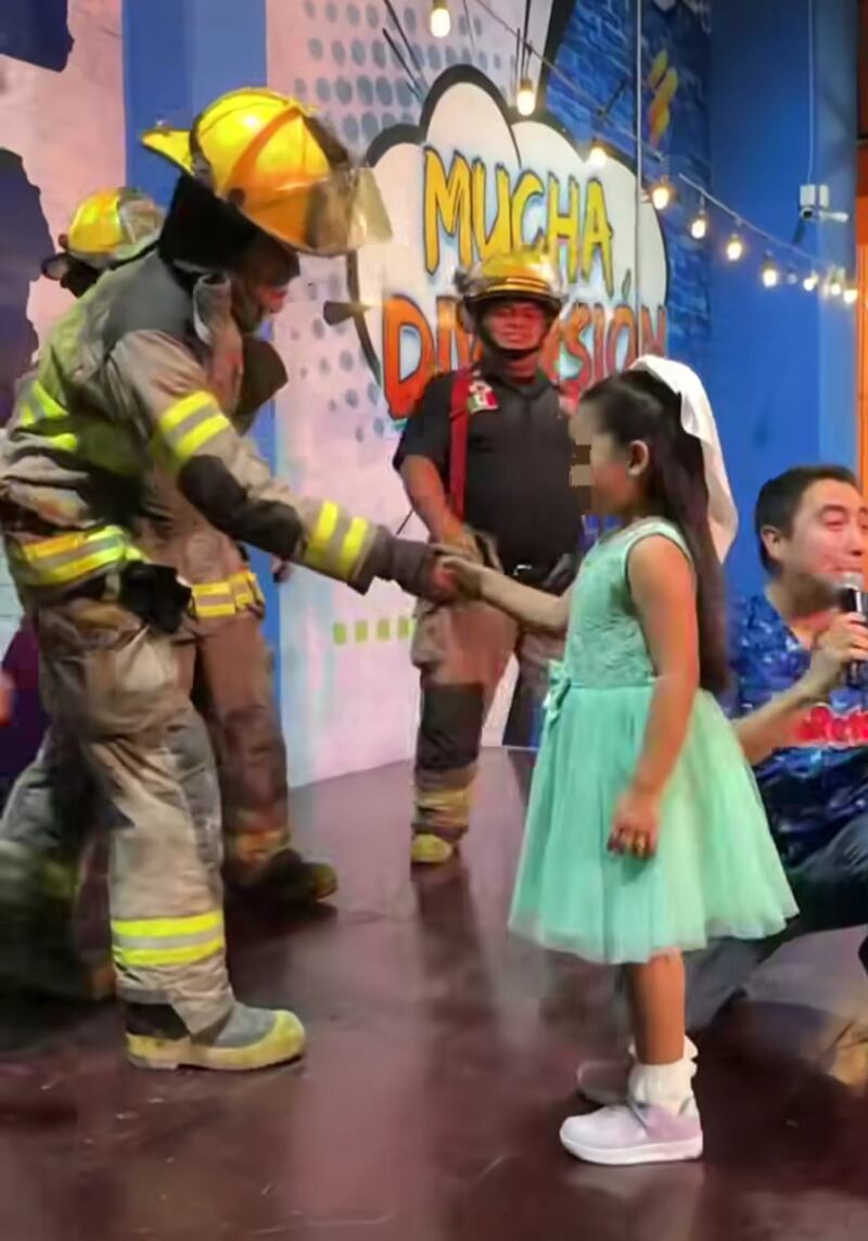 Los Bomberos de Nuevo León llegaron a desearle un feliz cumpleaños.