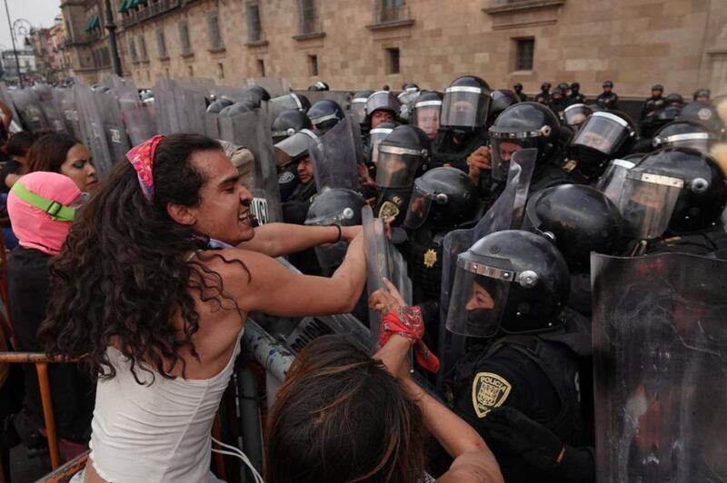 Visibilidad Trans, manifestantes se enfrentan con policías en Palacio Nacional