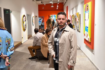 Javier Andrés conmemora una década de su carrera artística con la exposición "Resilente". "Hace diez años comenzó una aventura con una primera pincelada, donde una pasión de la infancia por crear mundos imaginarios se transformó en una carrera artística extraordinaria. A través de la pintura, he construido un camino que jamás imaginé, llevándome por el camino del arte pop posmoderno en México", comentó el artista durante la inauguración. Acompañado de amigos y conocedores del arte, el artista mexicano compartió su visión con humor y reflexión sobre nuestra sociedad.