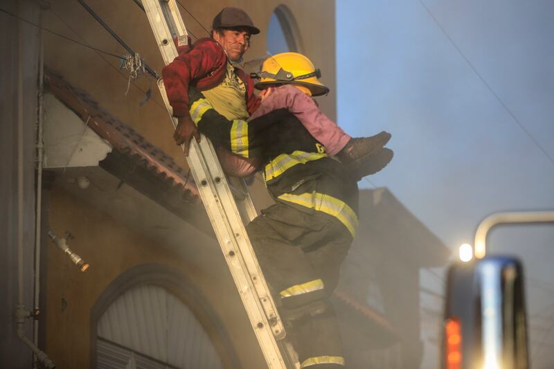 La única ley que habla de los bomberos como auxiliares y cuerpos voluntarios es la Ley General de Protección Civil.